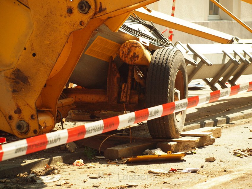 Baukran umgestuerzt Koeln Suelz Suelzguertel P084.JPG